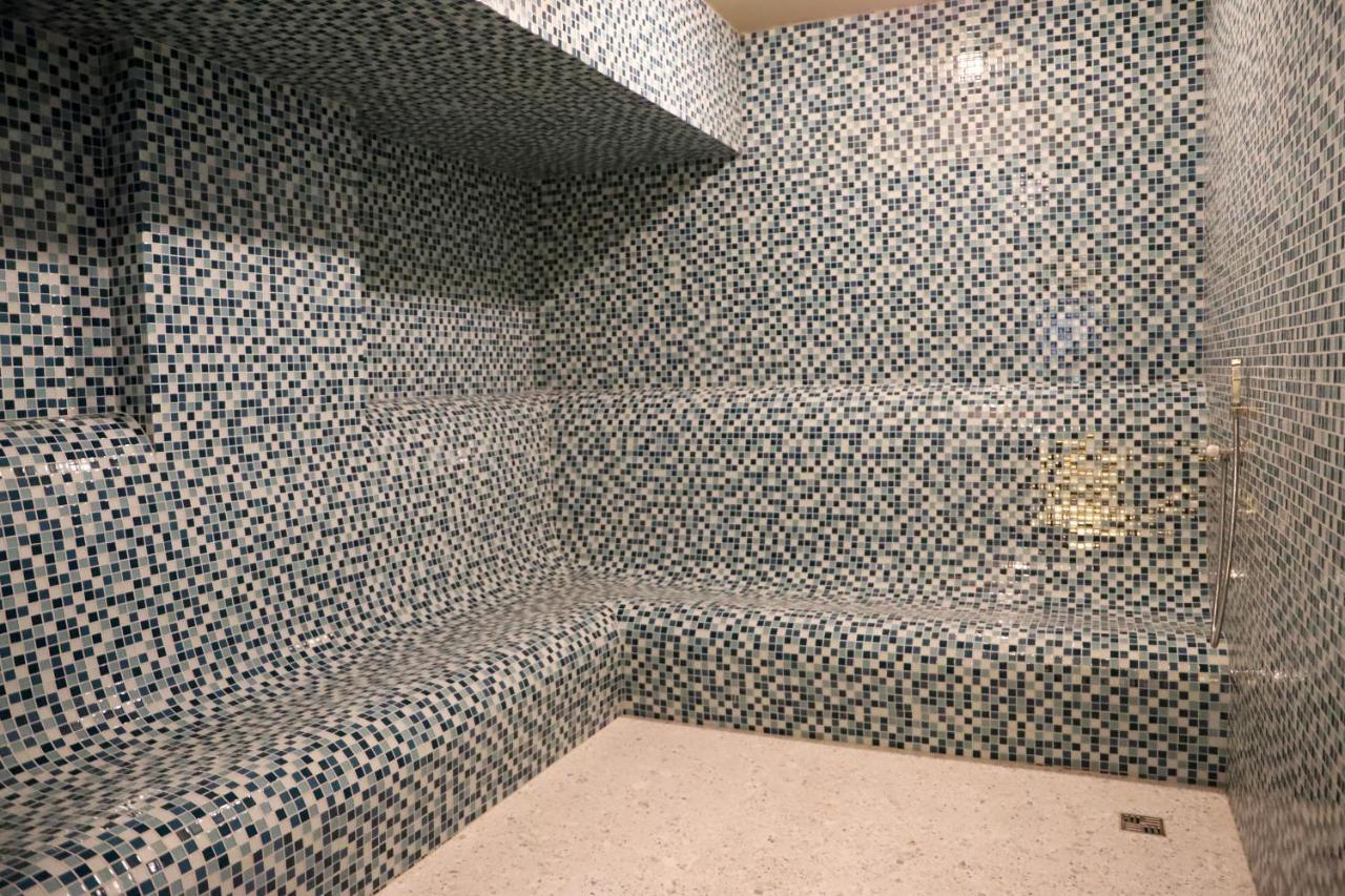 Hotel Colombo Μπεράτ Εξωτερικό φωτογραφία A shower with mosaic tiles