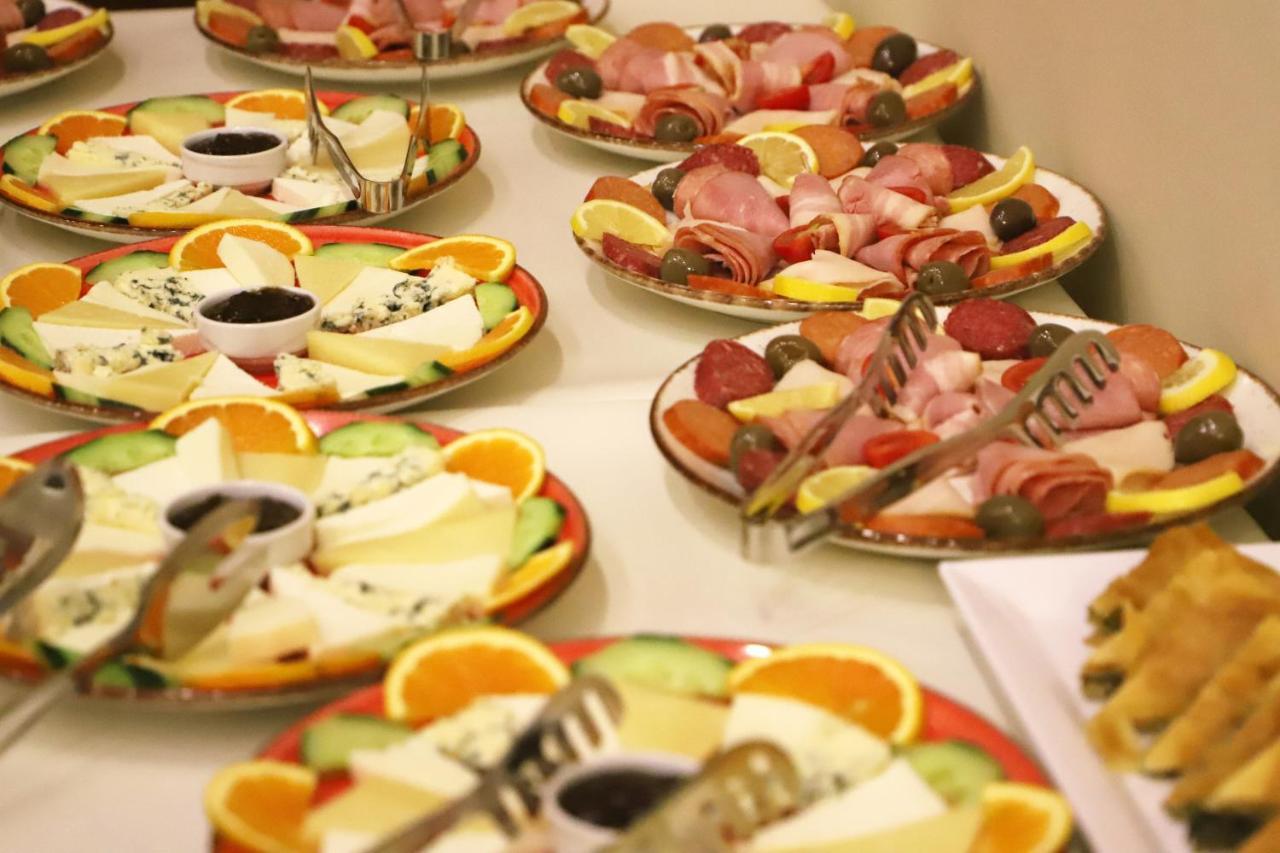 Hotel Colombo Μπεράτ Εξωτερικό φωτογραφία A cheese and cold meat buffet