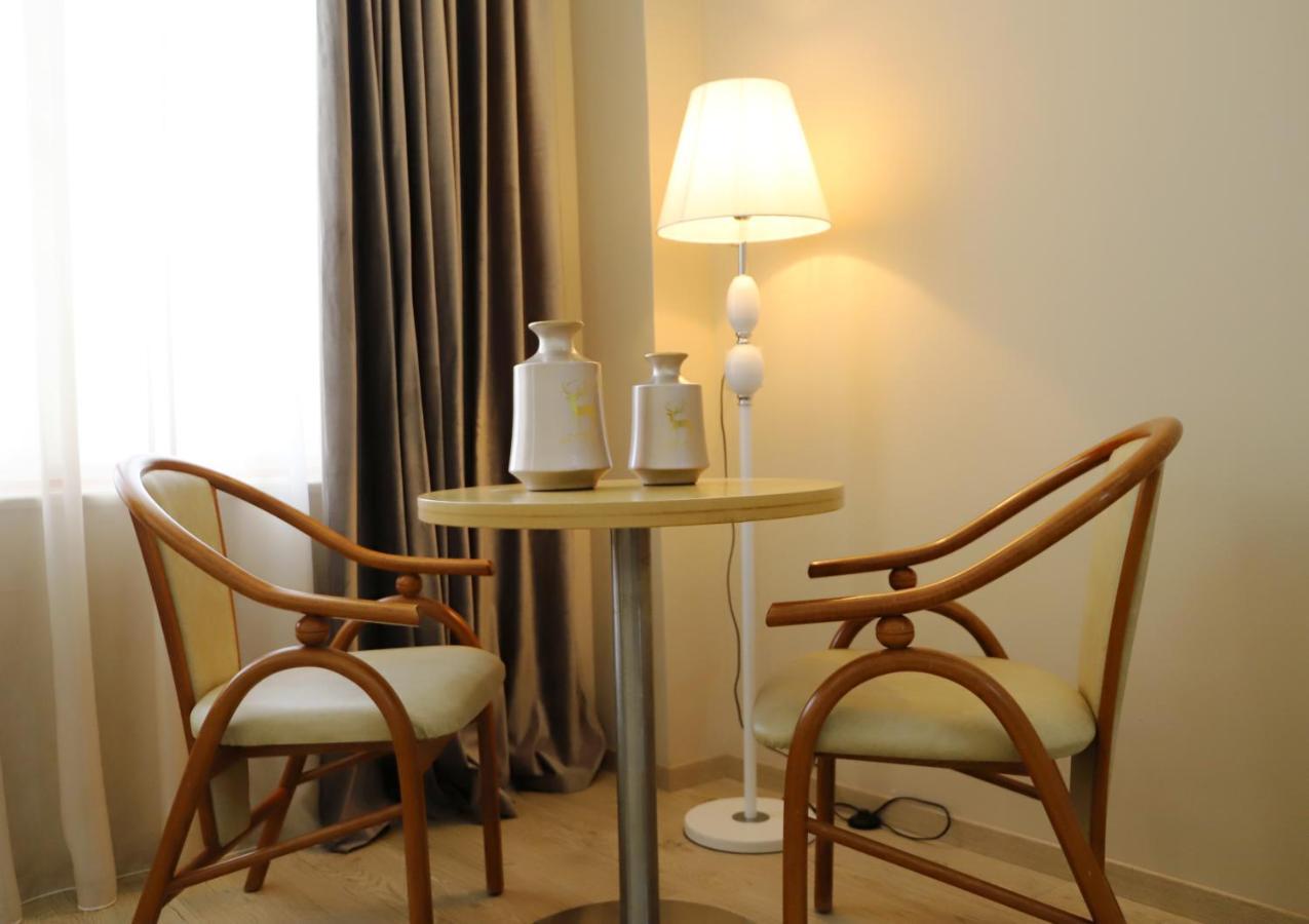 Hotel Colombo Μπεράτ Εξωτερικό φωτογραφία A table and two chairs