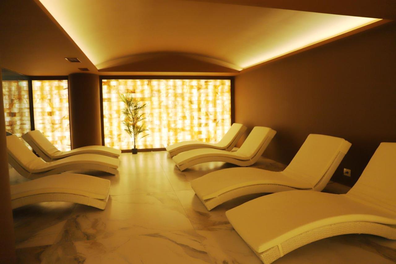 Hotel Colombo Μπεράτ Εξωτερικό φωτογραφία A relaxation room at a spa