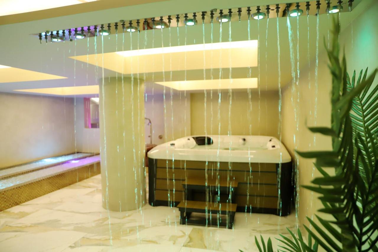 Hotel Colombo Μπεράτ Εξωτερικό φωτογραφία A modern spa