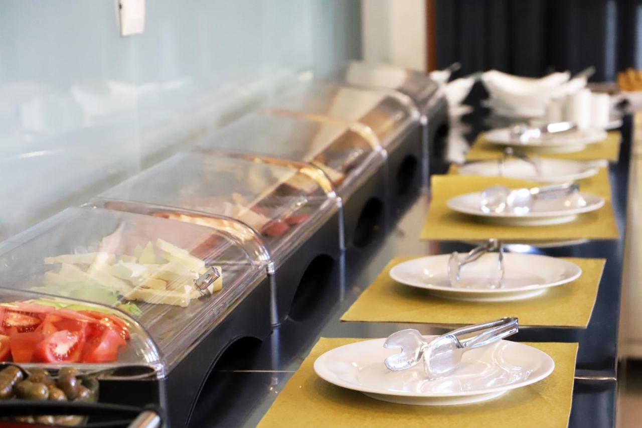 Hotel Colombo Μπεράτ Εξωτερικό φωτογραφία A buffet