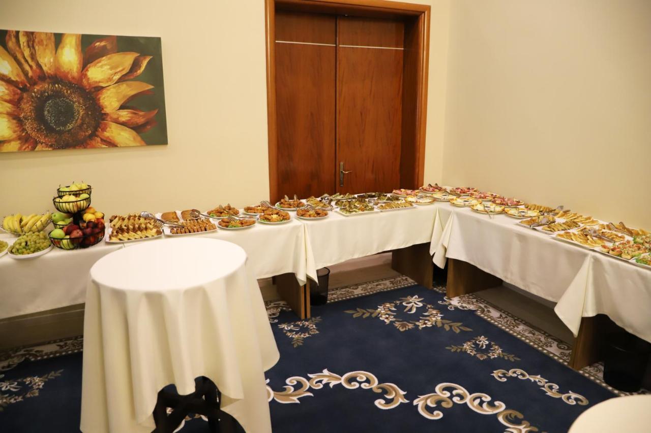 Hotel Colombo Μπεράτ Εξωτερικό φωτογραφία A buffet at a hotel