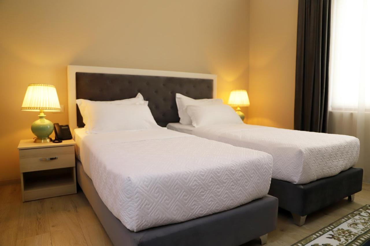 Hotel Colombo Μπεράτ Εξωτερικό φωτογραφία A bedroom