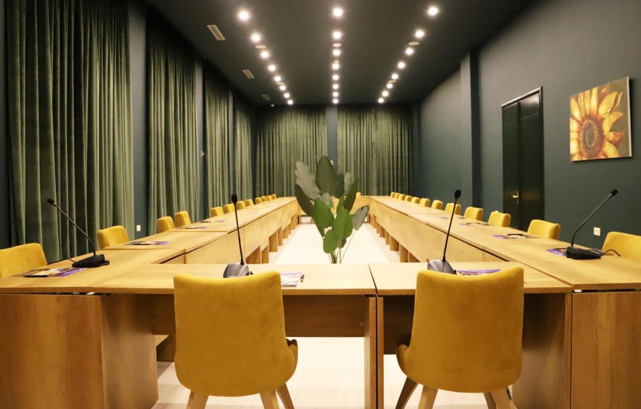 Hotel Colombo Μπεράτ Εξωτερικό φωτογραφία The conference room of the UNWTO headquarters