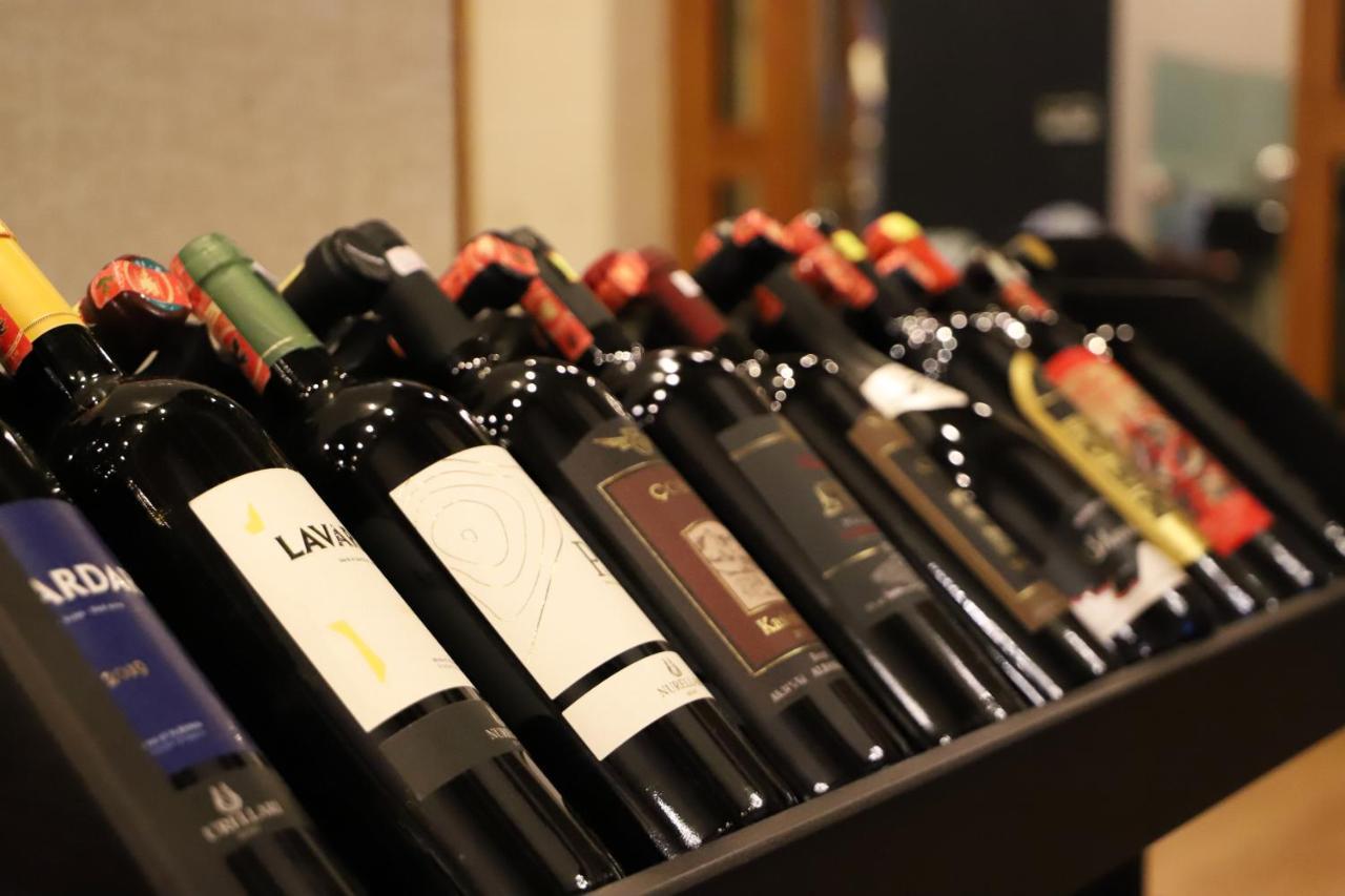 Hotel Colombo Μπεράτ Εξωτερικό φωτογραφία A selection of wine bottles