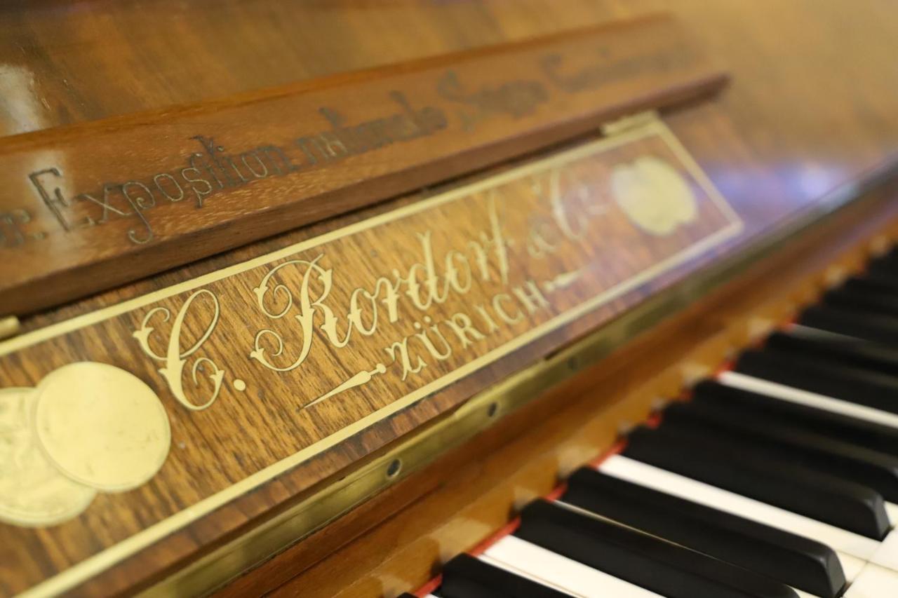 Hotel Colombo Μπεράτ Εξωτερικό φωτογραφία The name of the piano maker is engraved on the lid.