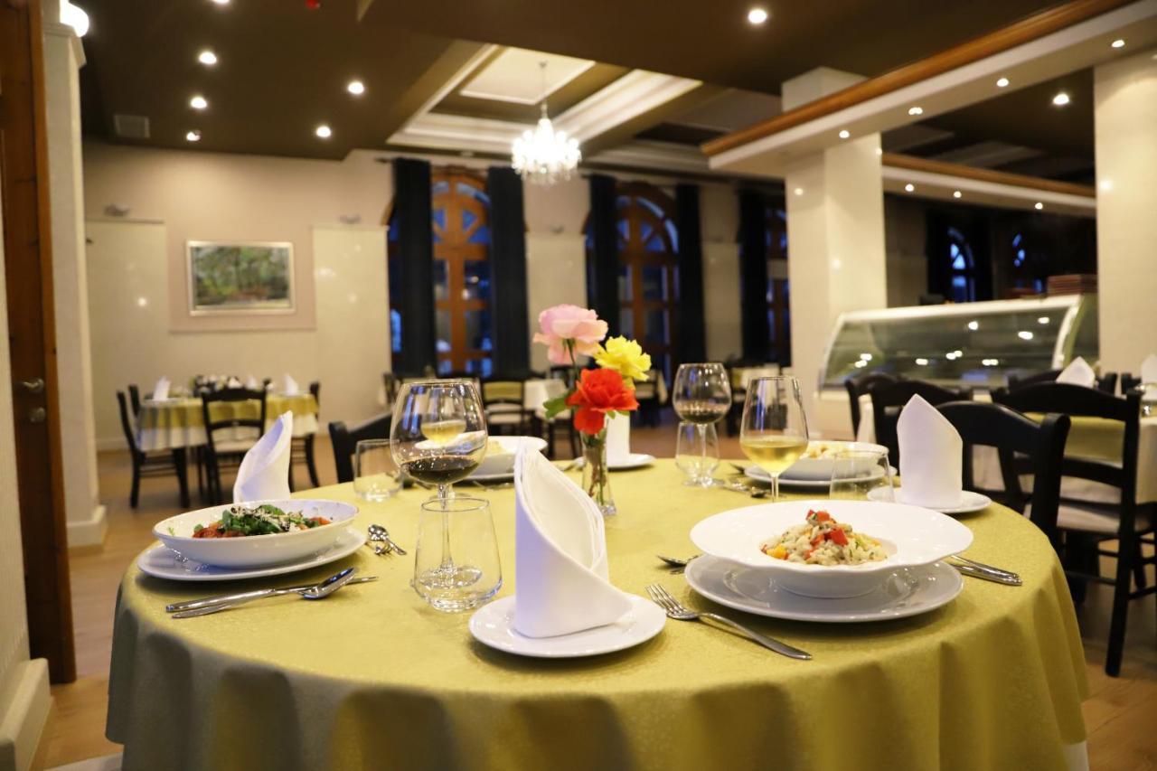Hotel Colombo Μπεράτ Εξωτερικό φωτογραφία Restaurant