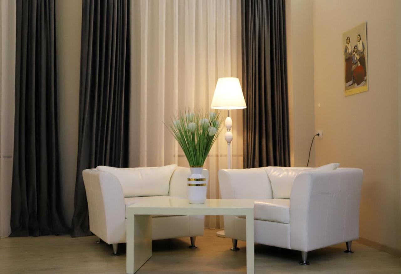 Hotel Colombo Μπεράτ Εξωτερικό φωτογραφία A living room with curtains