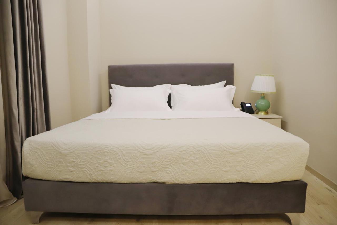 Hotel Colombo Μπεράτ Εξωτερικό φωτογραφία A bed
