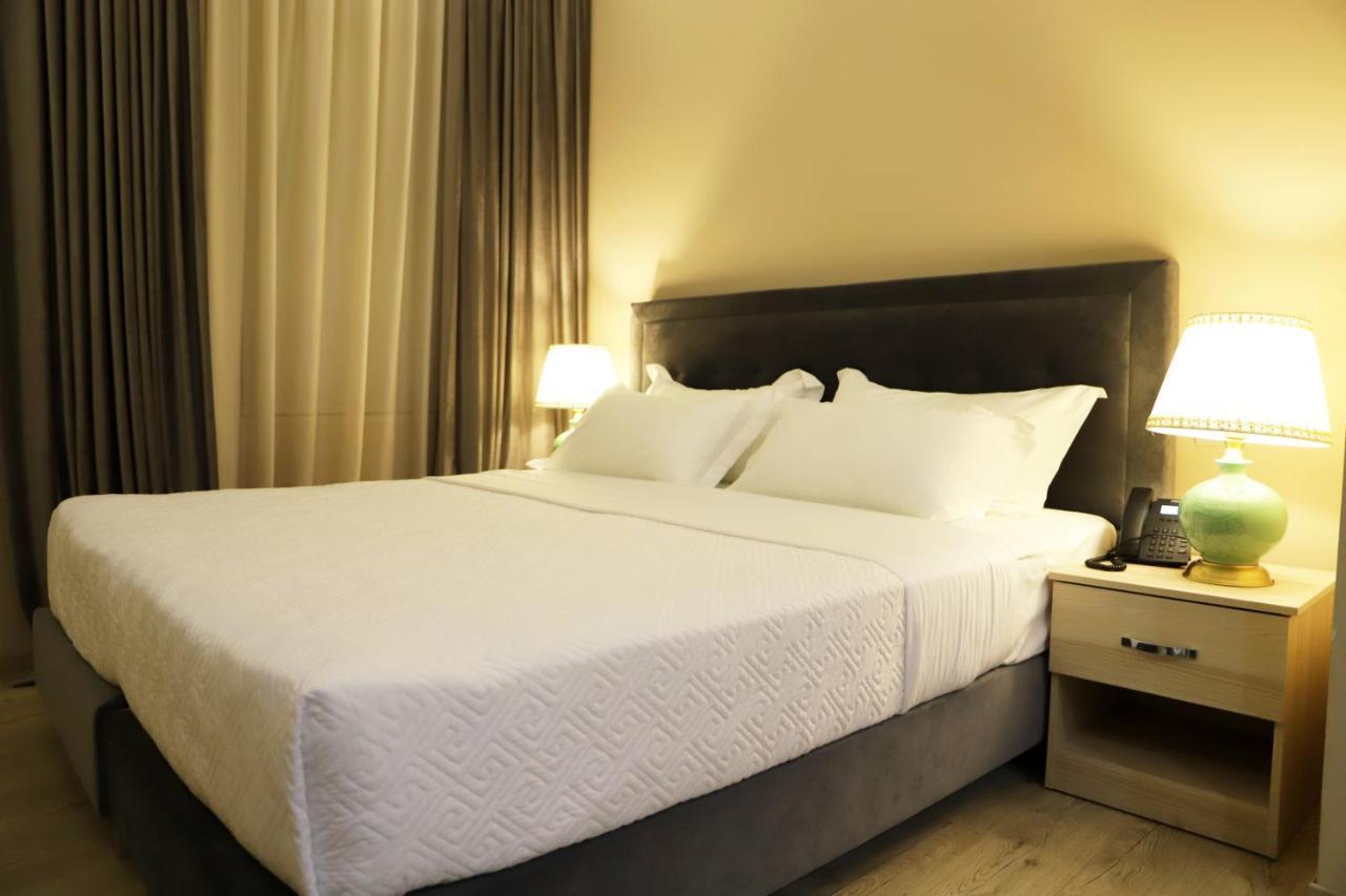 Hotel Colombo Μπεράτ Εξωτερικό φωτογραφία A bedroom at the hotel