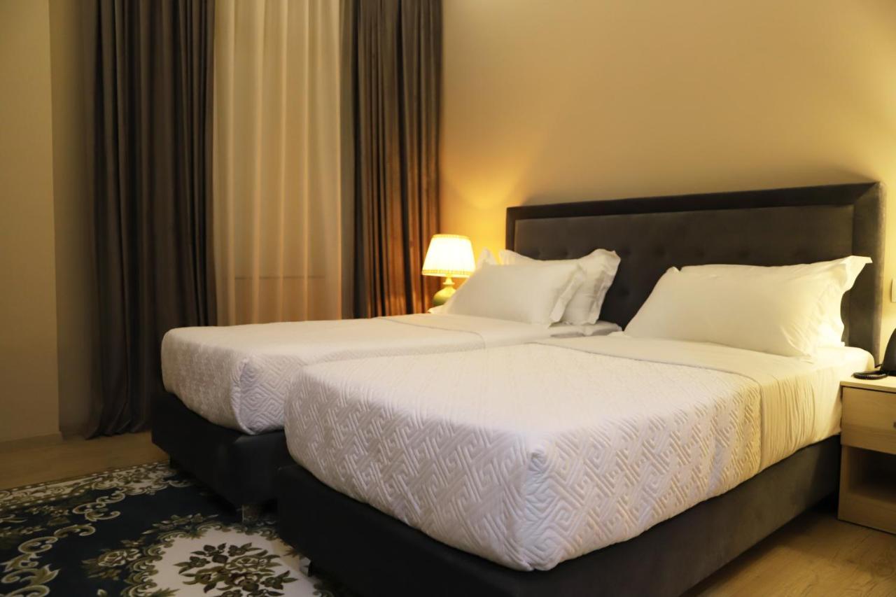 Hotel Colombo Μπεράτ Εξωτερικό φωτογραφία A bedroom in a hotel