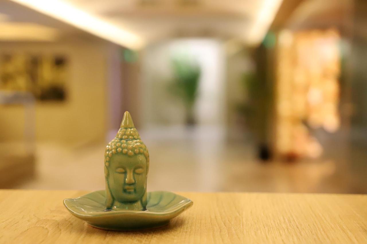 Hotel Colombo Μπεράτ Εξωτερικό φωτογραφία A small Buddha statue