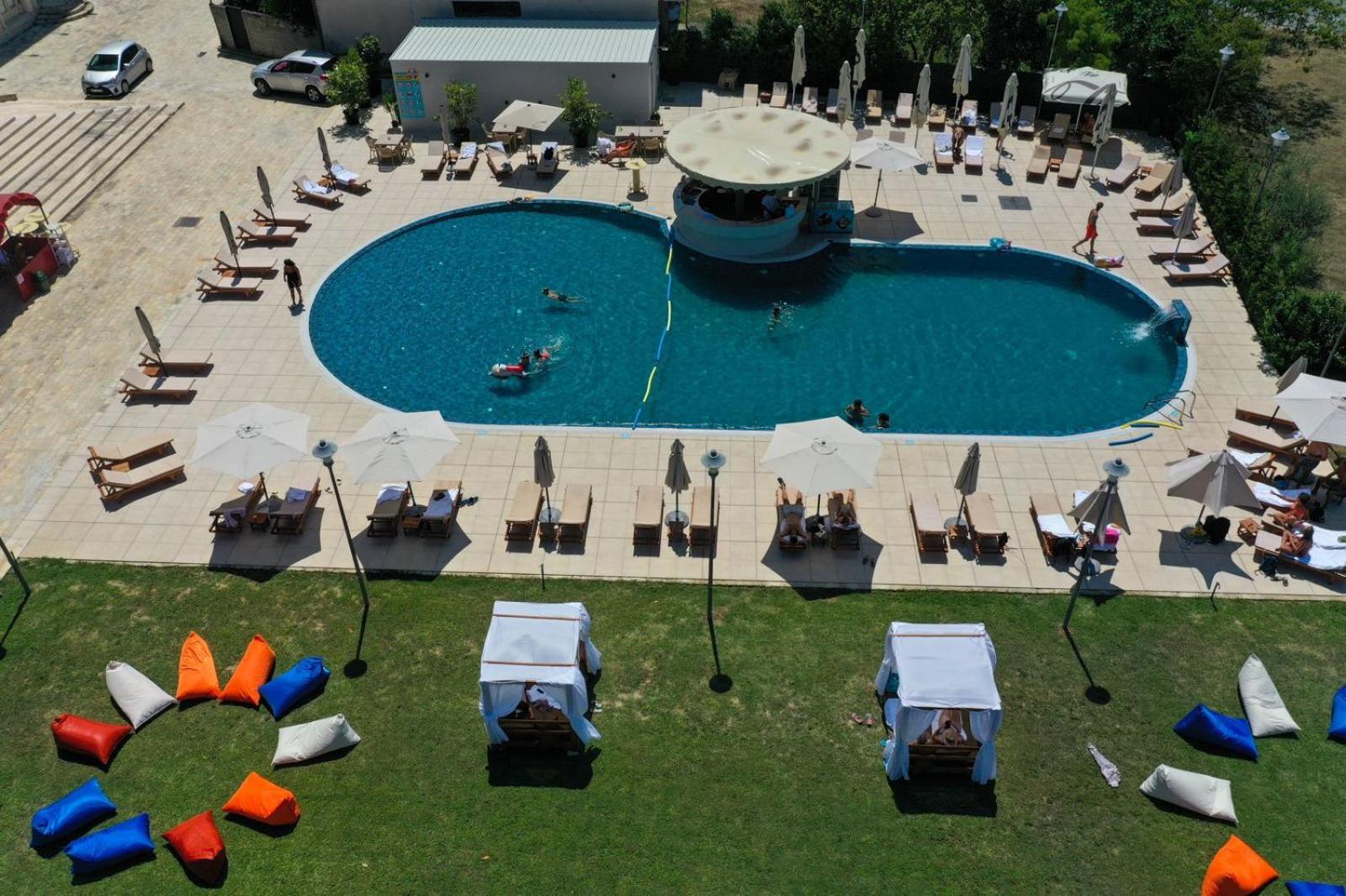 Hotel Colombo Μπεράτ Εξωτερικό φωτογραφία The swimming pool at the hotel