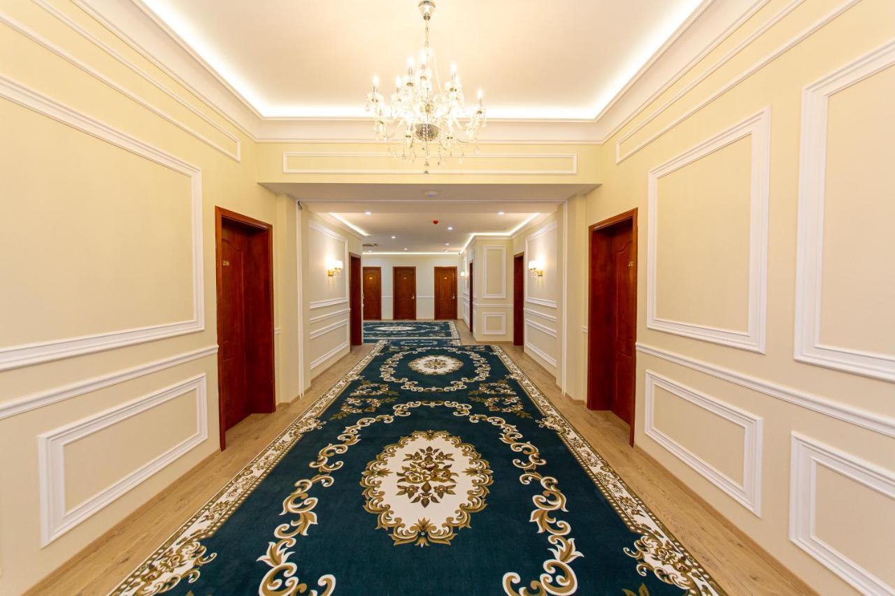 Hotel Colombo Μπεράτ Εξωτερικό φωτογραφία A carpet in a hotel