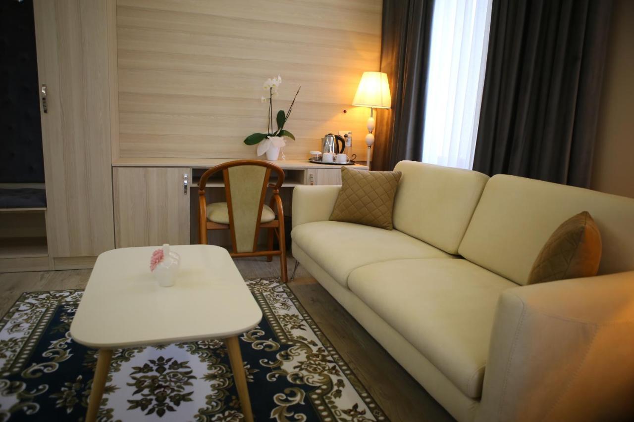 Hotel Colombo Μπεράτ Εξωτερικό φωτογραφία A living room in a hotel