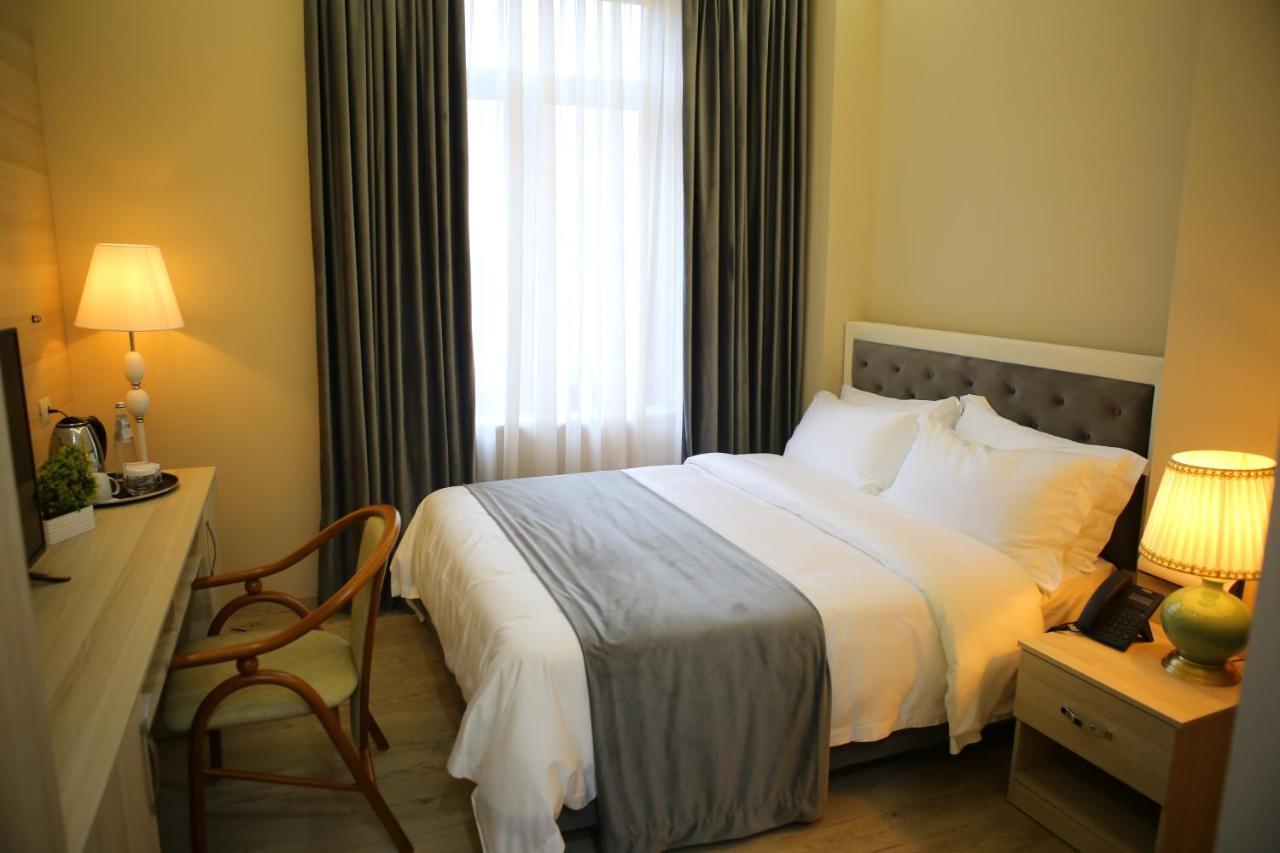 Hotel Colombo Μπεράτ Εξωτερικό φωτογραφία A room at the hotel