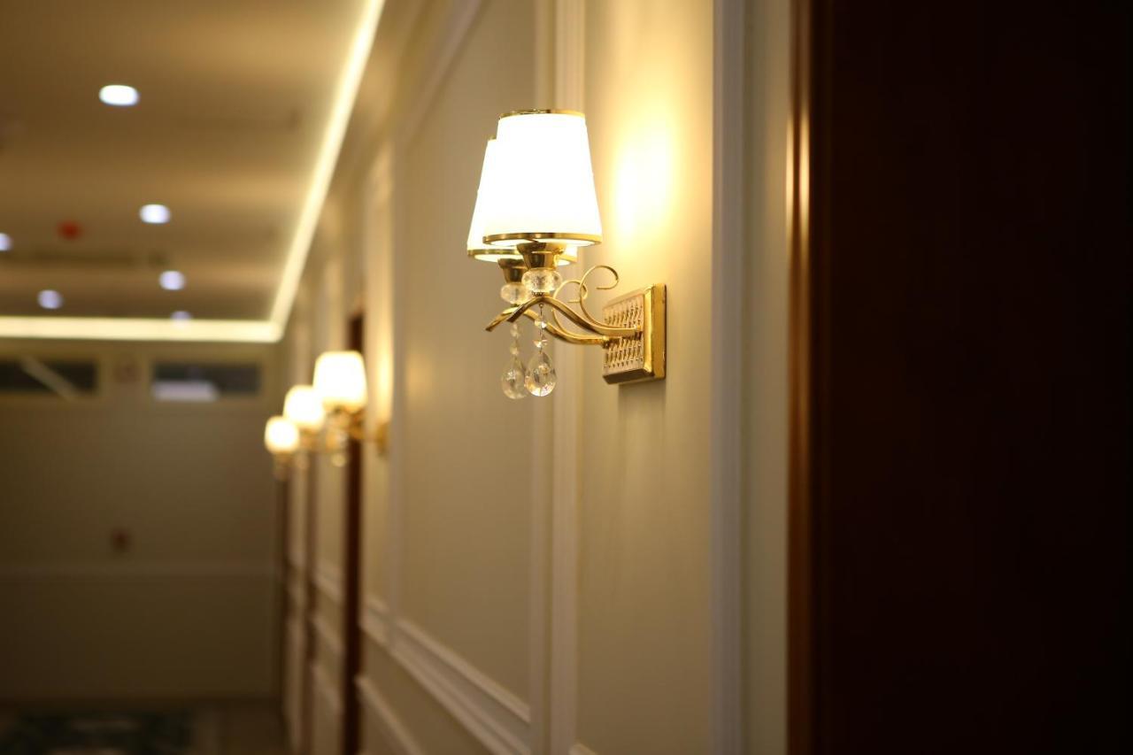 Hotel Colombo Μπεράτ Εξωτερικό φωτογραφία A wall light