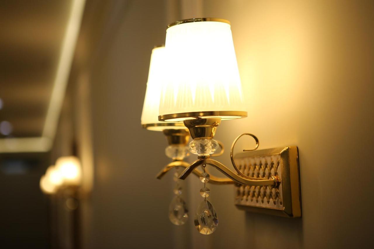 Hotel Colombo Μπεράτ Εξωτερικό φωτογραφία A wall light