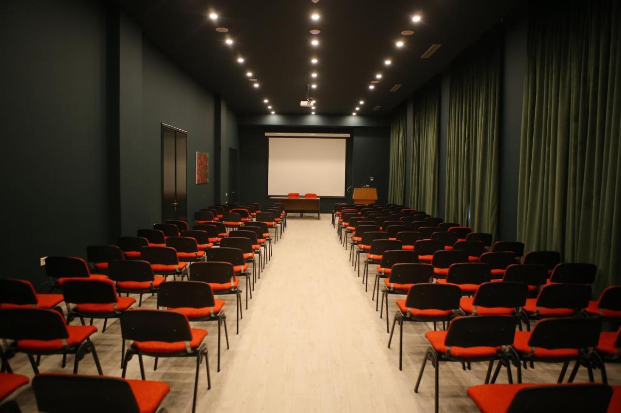Hotel Colombo Μπεράτ Εξωτερικό φωτογραφία The auditorium